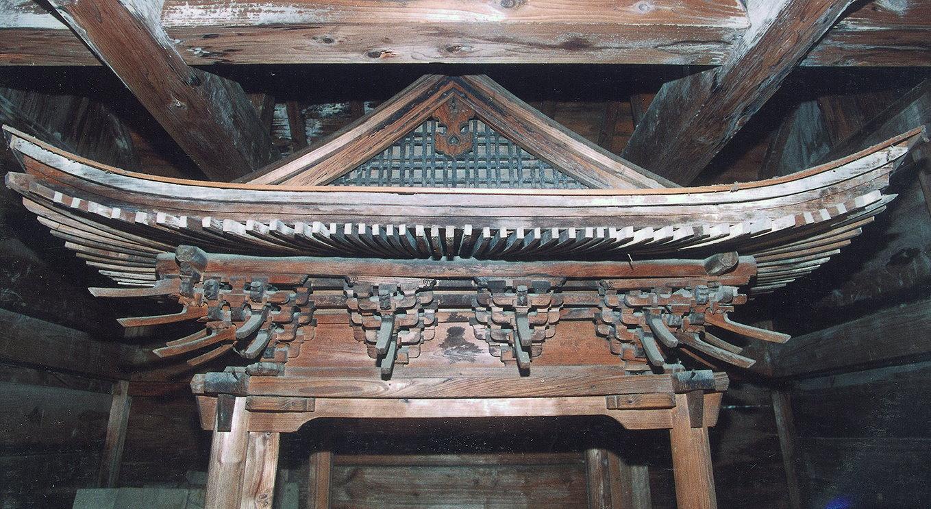 多良木町大字黒肥地字小川の西光寺堂にある西光寺厨子の写真