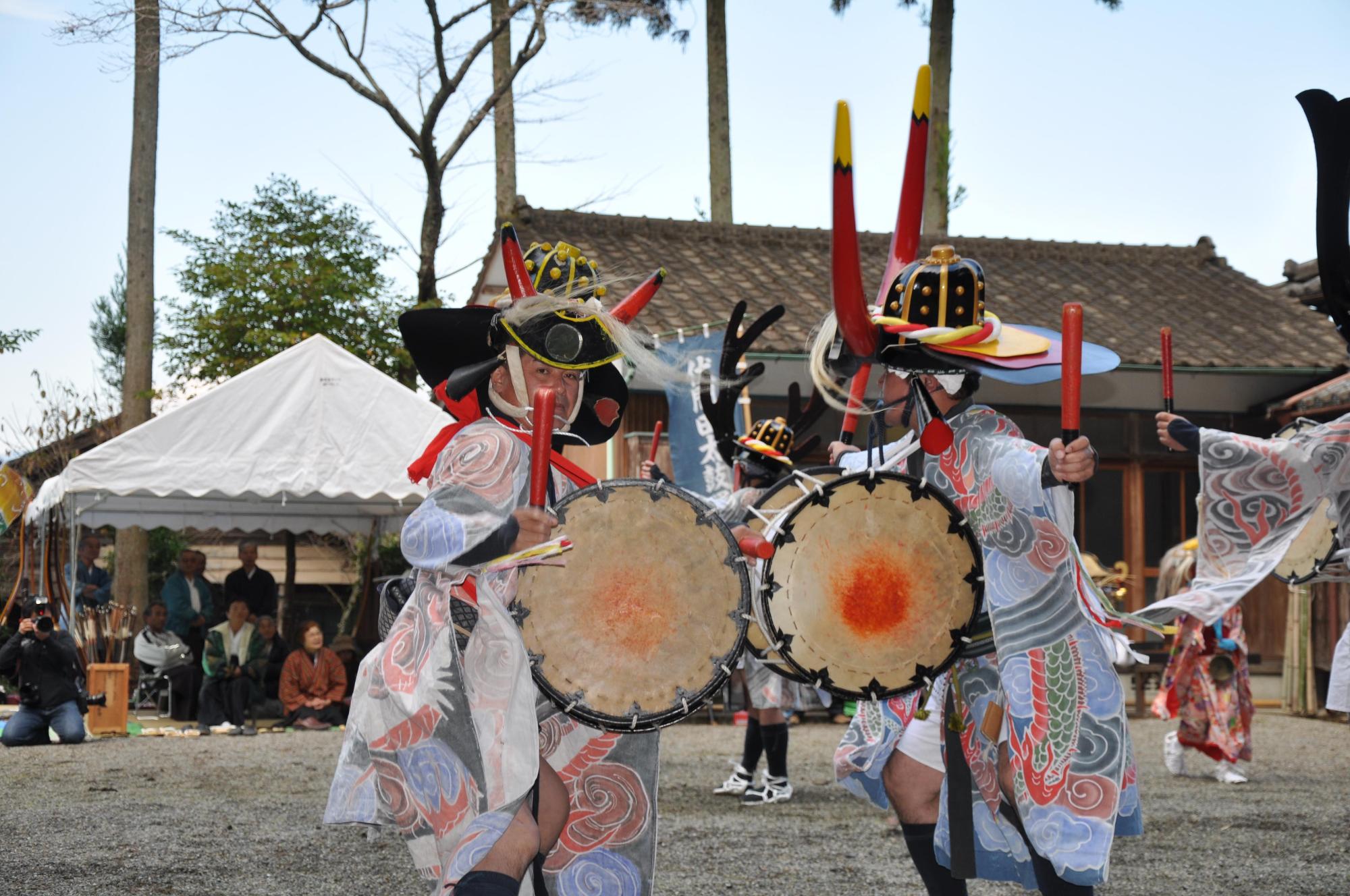 多良木町の民俗芸能である太鼓踊りの写真