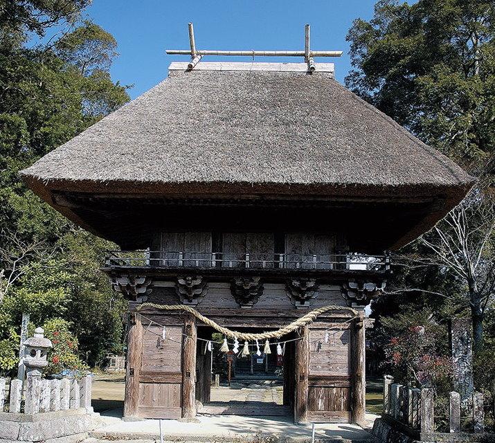 青空の下、多良木町大字黒肥地字是居に建つ王宮神社楼門の写真