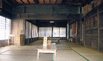 太田家住宅内の居間の写真。奥行きのある一面畳の部屋となっている。