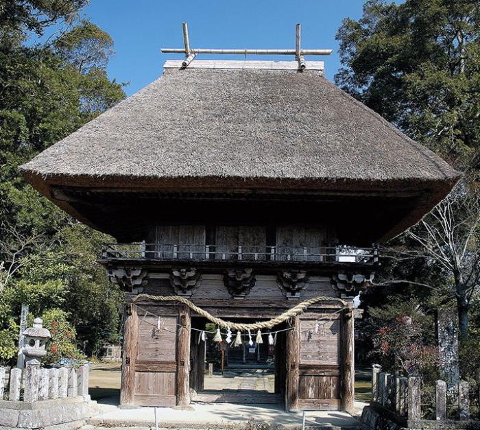 青空の下、多良木町大字黒肥地に建つ王宮神社桜門の写真。室町時代の様式を留め、熊本県内最古の唐様の楼門である。
