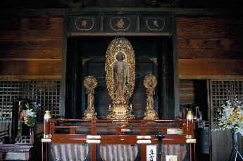 青蓮寺内の阿弥陀三尊の写真。
