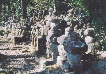 青蓮寺敷地内の古塔碑群の全体像の写真。